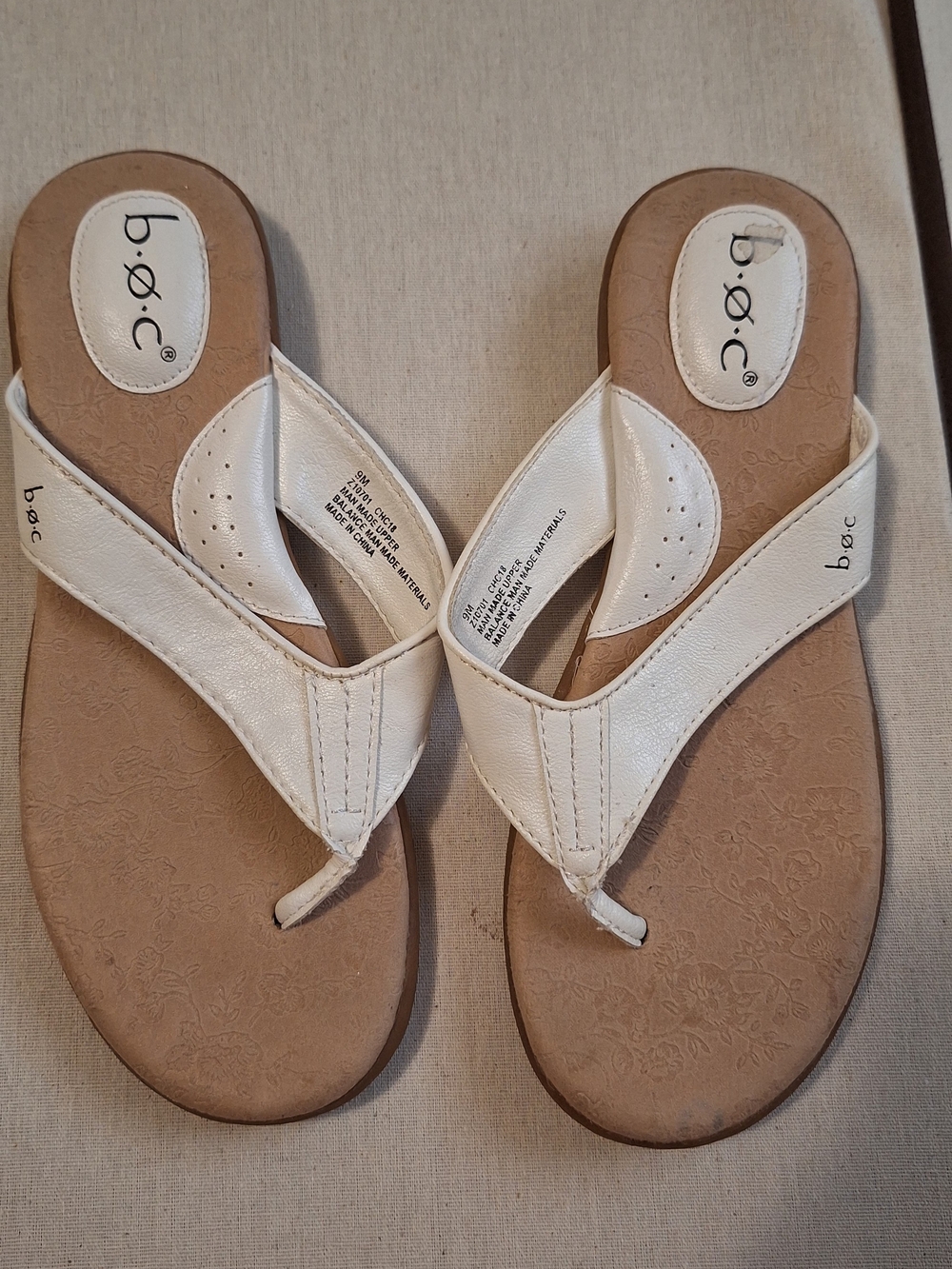 b.o.c. White Women's Leather Thong Sandals - Picture 2 of 5